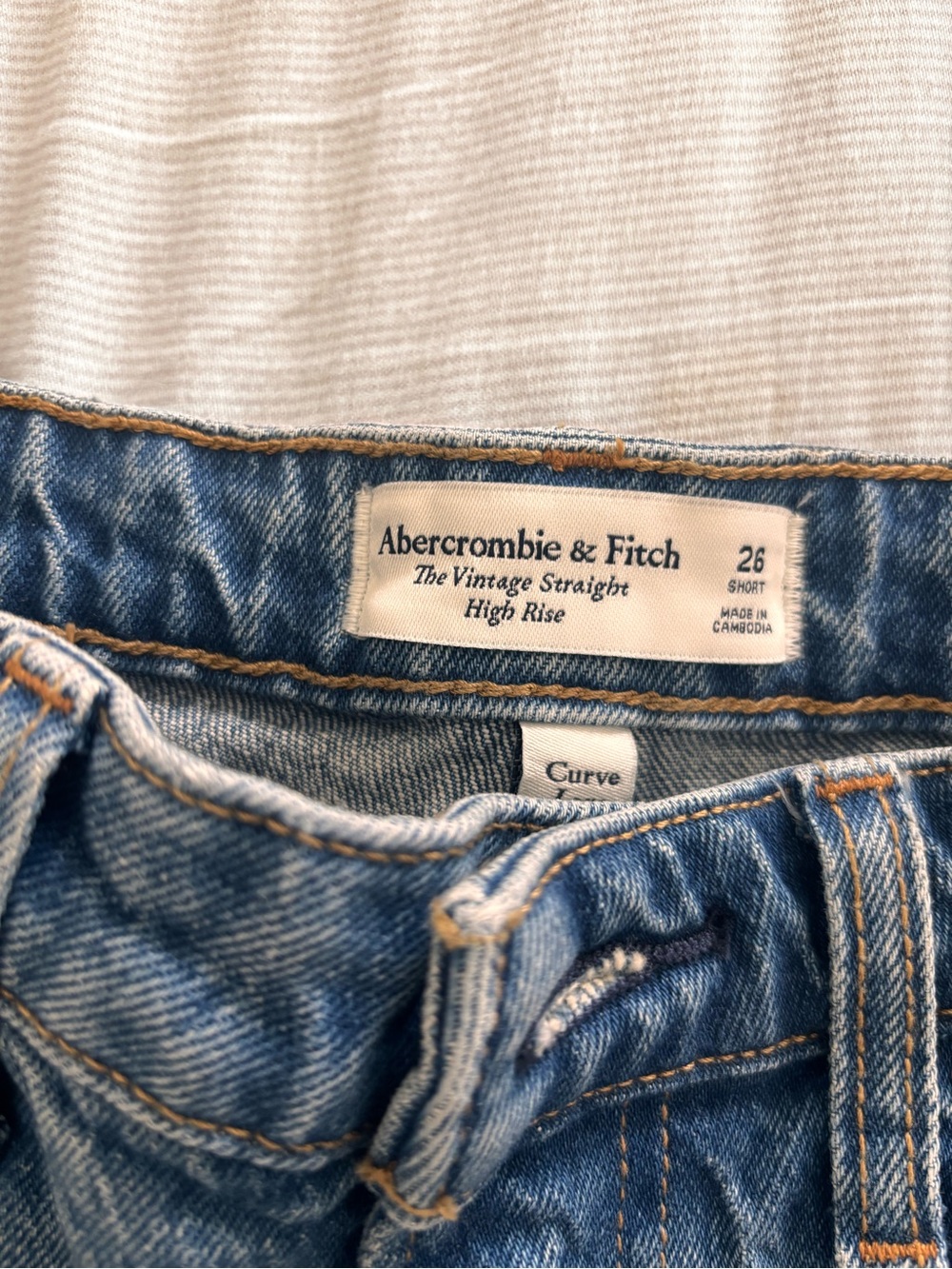 Abercrombie and Fitch 26S Vintage Straight High-Rise Jeans in Medium Blue Denim - Picture 3 of 4